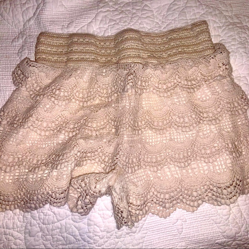 Alina M cream lace detail stretch shorts